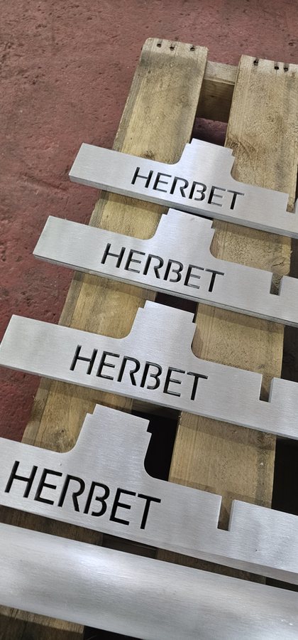לוחיות מתכת עם השם HERBET חתוך בהן