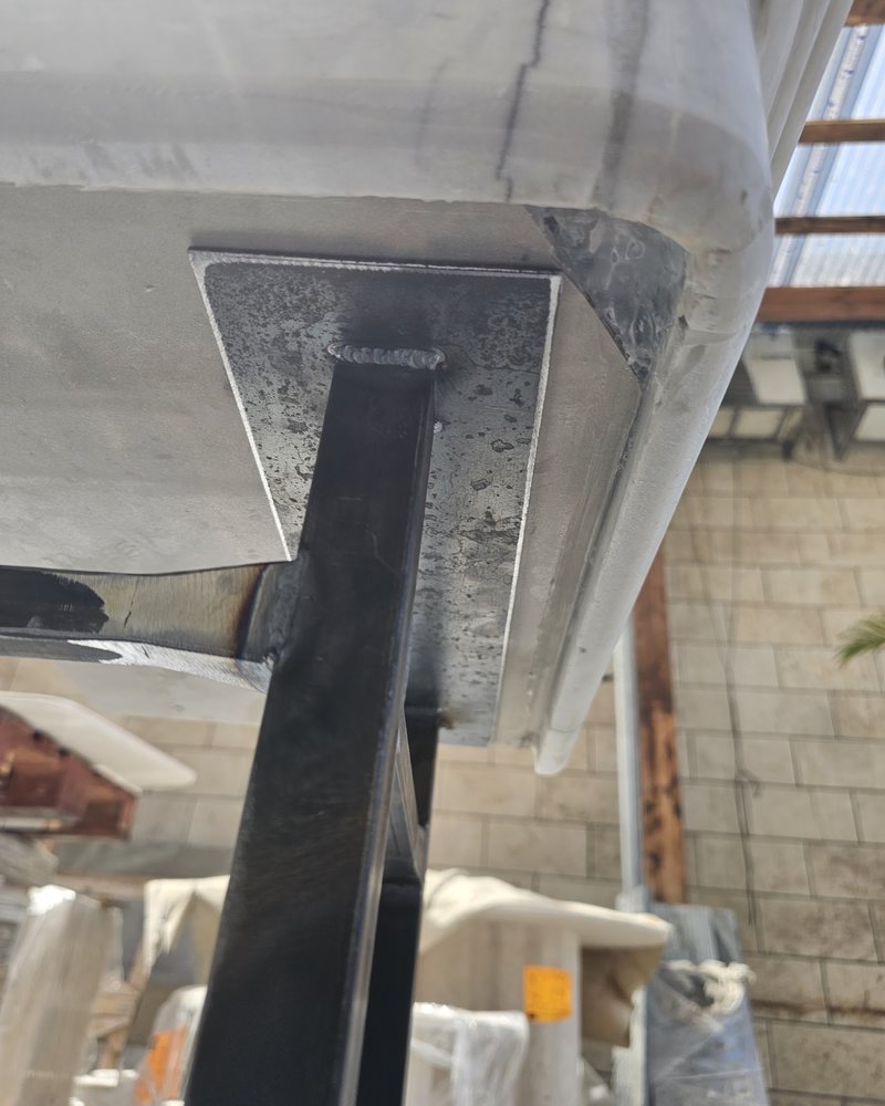 המפגש בין רגל המסגרת לתחתית הכיור
