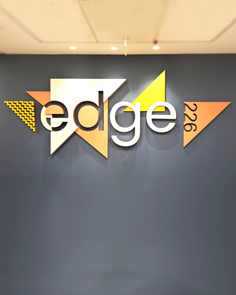 הלוגו של EDGE 226 מואר על הקיר בכניסה