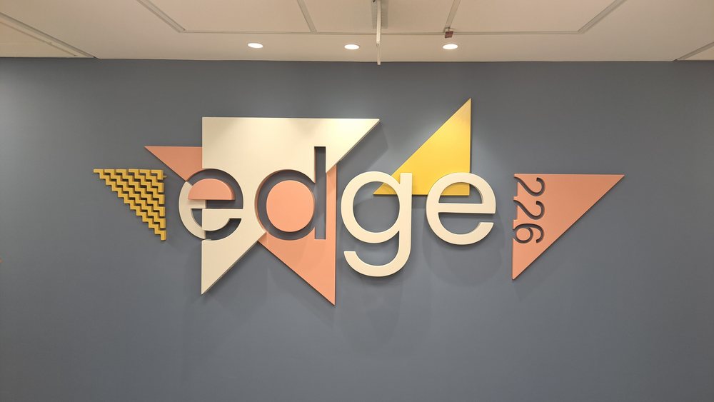 הלוגו התלת־ממדי של EDGE 226 על הקיר אחרי ההתקנה