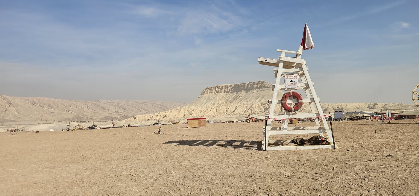 המגדל עומד לבד על הפלאייה, ומאחוריו הר