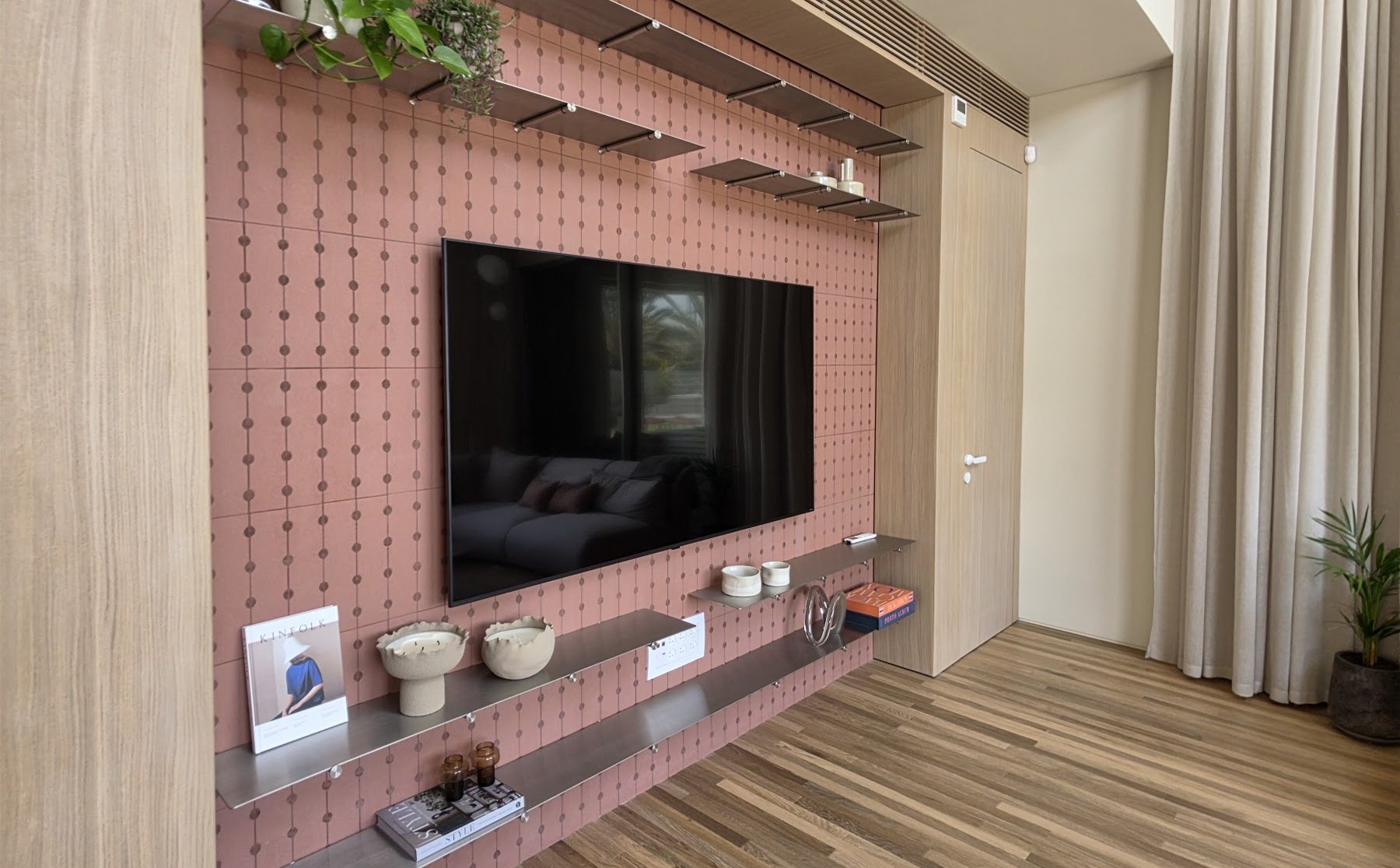 קיר טלוויזיה עם מדפי נירוסטה על קיר אריחים, בית פרטי ברחובות